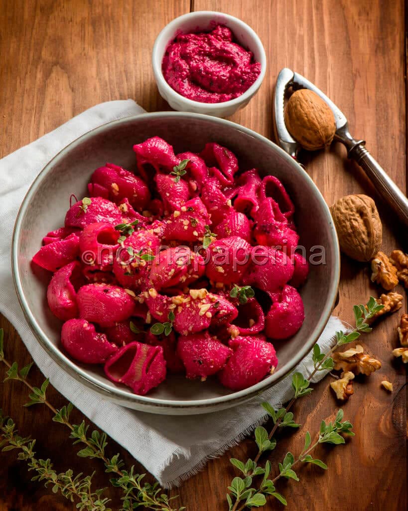 Pipe rigate al pesto di barbabietola e noci Pipe rigate al pesto di barbabietola e noci