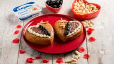 Cuori di mais blu con olive e mandorle per S.Valentino Cuori di mais blu con olive e mandorle per S.Valentino