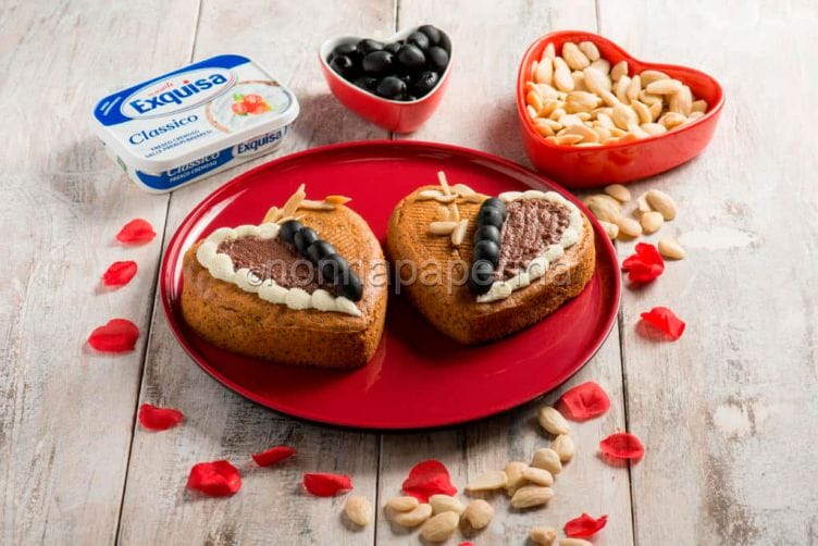 Cuori di mais blu con olive e mandorle per S.Valentino Cuori di mais blu con olive nere