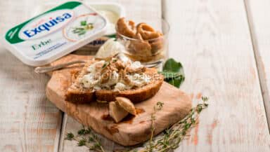 Crostino di pane con Exquisa alle erbe
