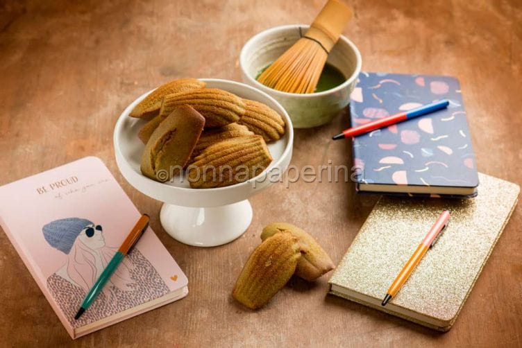 Madeleine nipponiche al te matcha, una variante orientale Madeleine nipponiche al te matcha