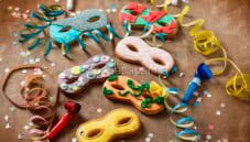 Mascherine di pasta frolla decorate, perfette per Carnevale Mascherine di pasta frolla decorate, perfette per Carnevale