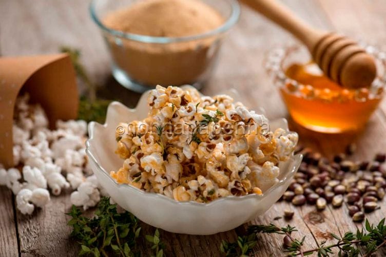 Popcorn al miele e timo, variante sfiziosa di un classico Popcorn al miele e timo