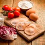 Ravioli rossi con radicchio e ricotta per la domenica Ravioli rossi con radicchio e ricotta per la domenica
