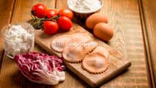 Ravioli rossi con radicchio e ricotta per la domenica