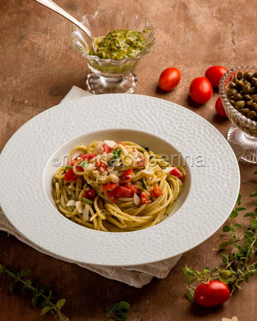 Spaghetti al pesto di capperi Spaghetti al pesto di capperi