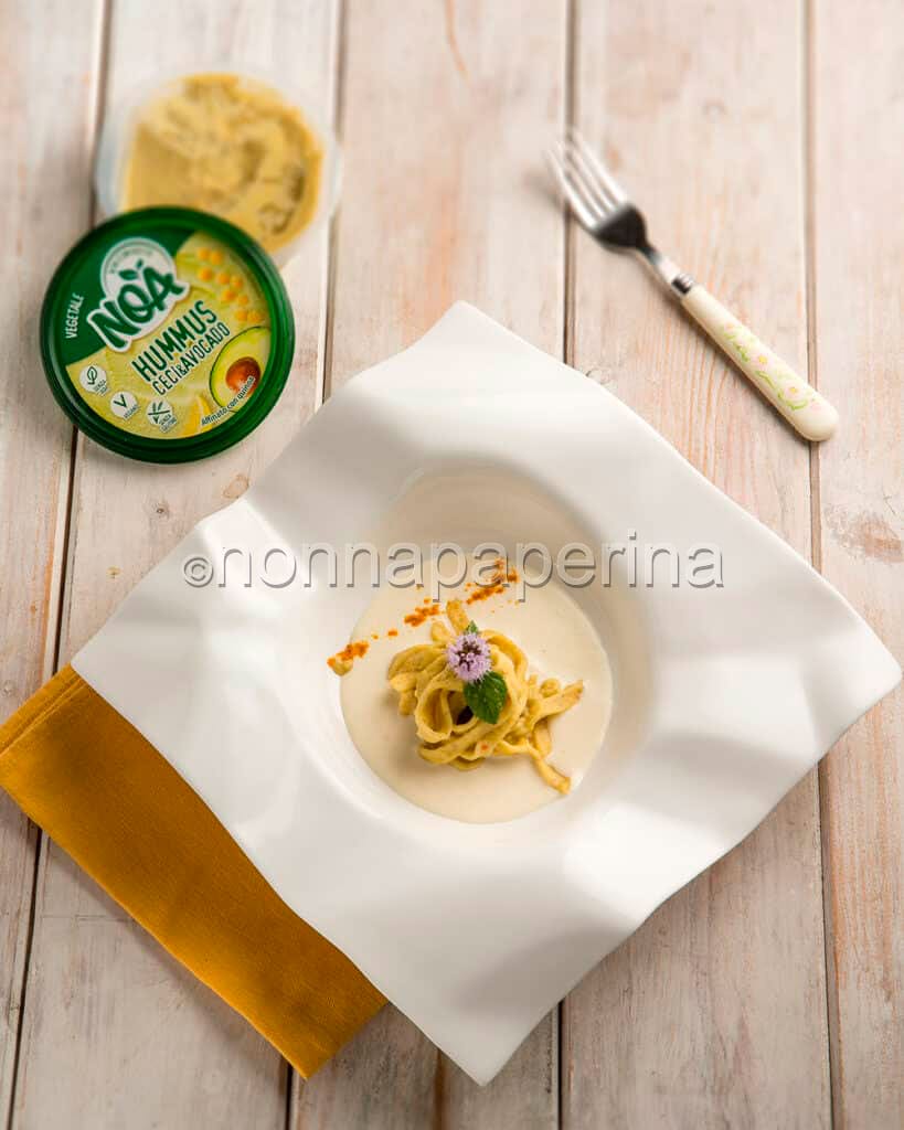 Tagliatelle di grano saraceno con hummus