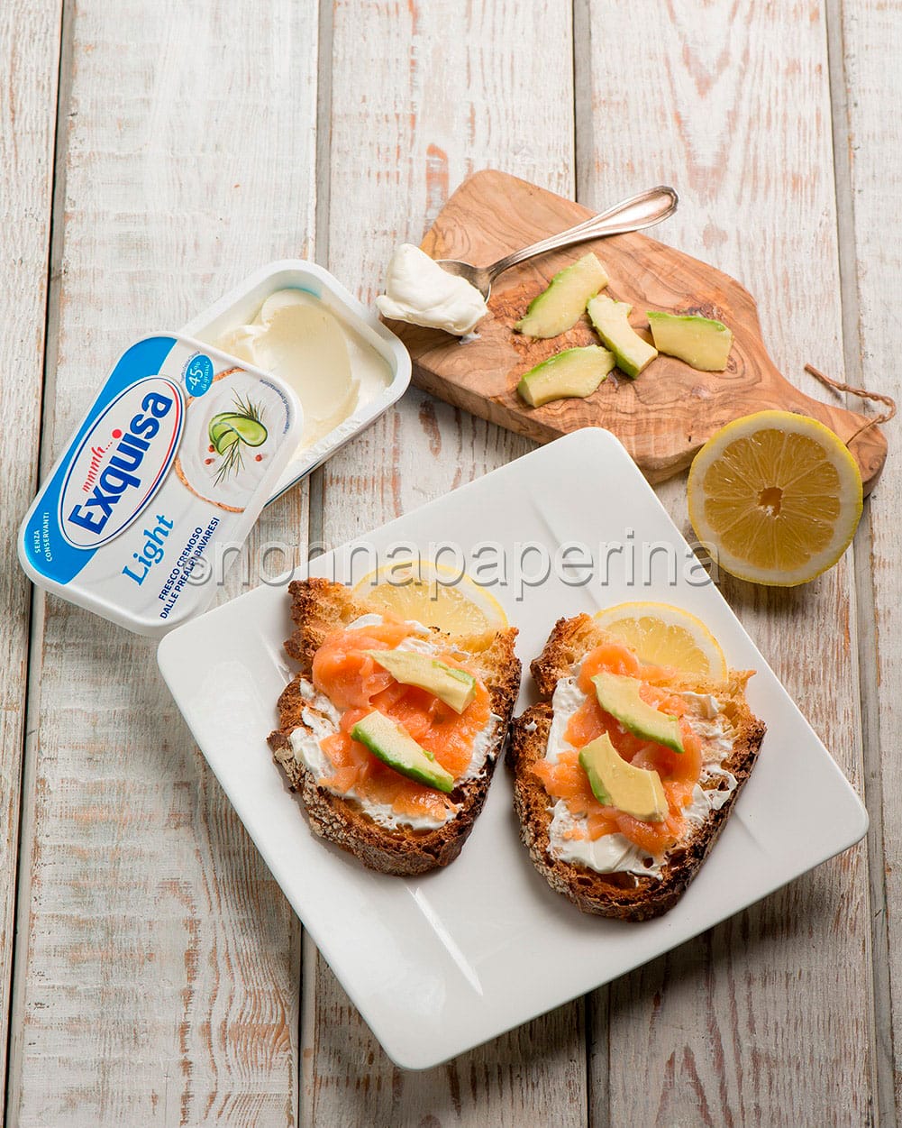 Bruschette Con Formaggio Cremoso, Salmone E Avocado A Merenda