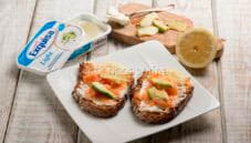 Bruschette con formaggio cremoso, salmone e avocado