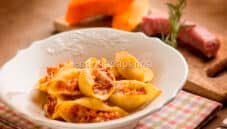 Conchiglioni ripieni con zucca e salsiccia, ricco e sano Conchiglioni ripieni con zucca e salsiccia, ricco e sano