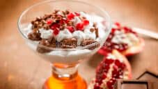 Dessert alla panna con crema di nocciole e melagrana.