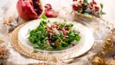 Insalata di cappone con songino e melagrana