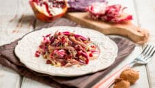 Insalata di faraona con cavolo rosso e melagrana