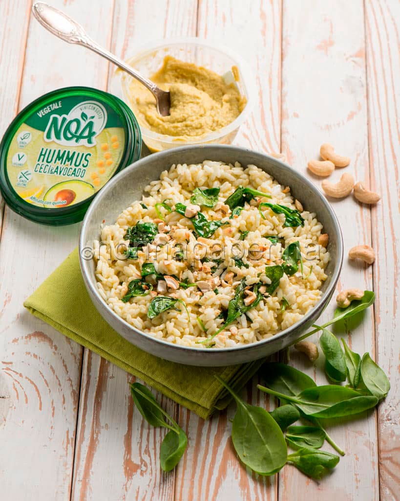 Insalata di riso con hummus di ceci e avocado