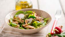 Insalata di spinaci con sgombro e anacardi, insolita