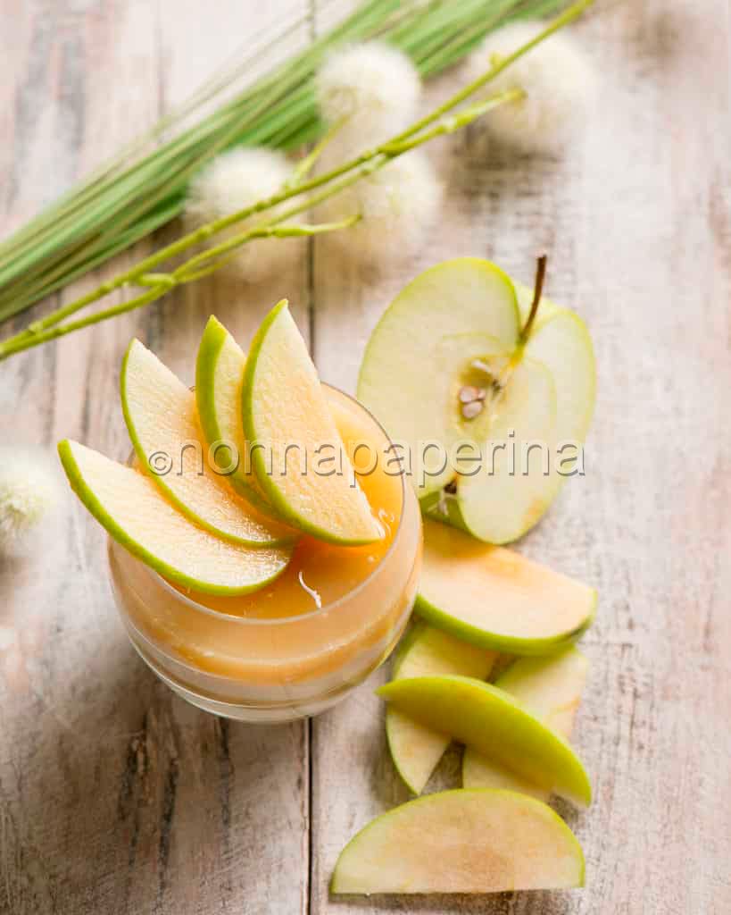 Panna cotta con gelatina di mela