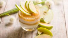 Panna cotta con gelatina di mela verde, dolce colorato Panna cotta con gelatina di mela verde, dolce colorato