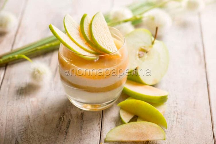 Panna cotta con gelatina di mela