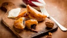 Panzerotti al radicchio rosso e gorgonzola a merenda Panzerotti al radicchio rosso e gorgonzola a merenda