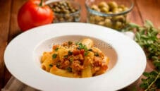 Rigatoni al pomodoro con paté di olive e capperi Rigatoni al pomodoro con paté di olive e capperi