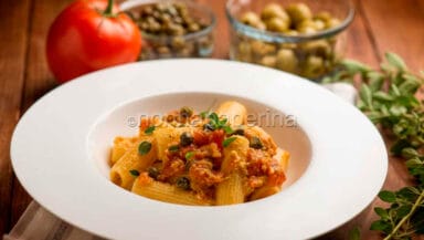 Rigatoni al pomodoro con pate di olive e capperi