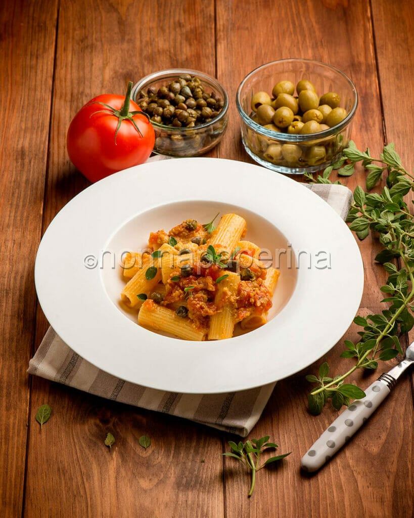 Rigatoni al pomodoro con paté di olive e capperi