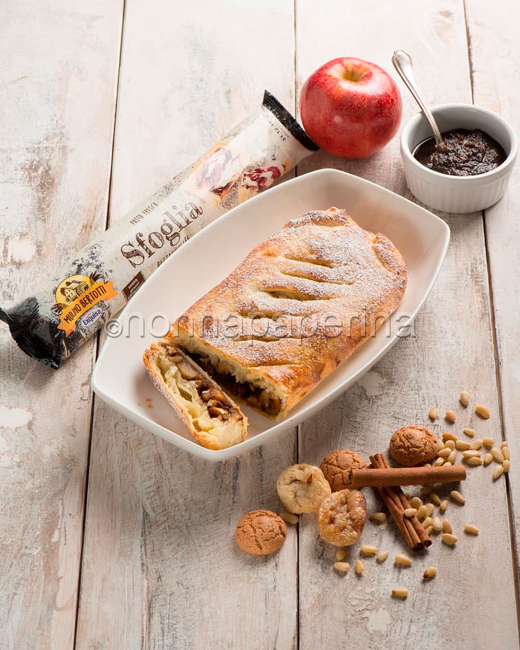 Strudel con confettura di mele e liquirizia Strudel con confettura di mele e liquirizia