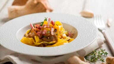 Tagliatelle con speck e cardoncelli