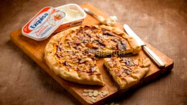 Torta con spinaci mandorle e formaggio