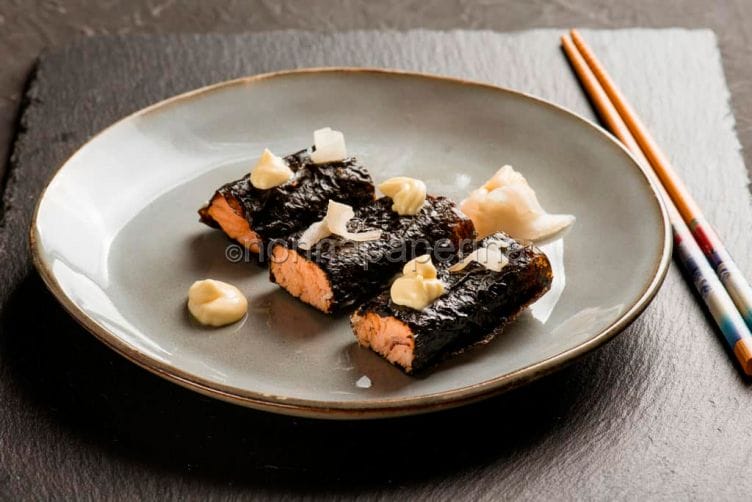 Trancetto di salmone, piatto giappo-mediterraneo Trancetto di salmone in alga Nori