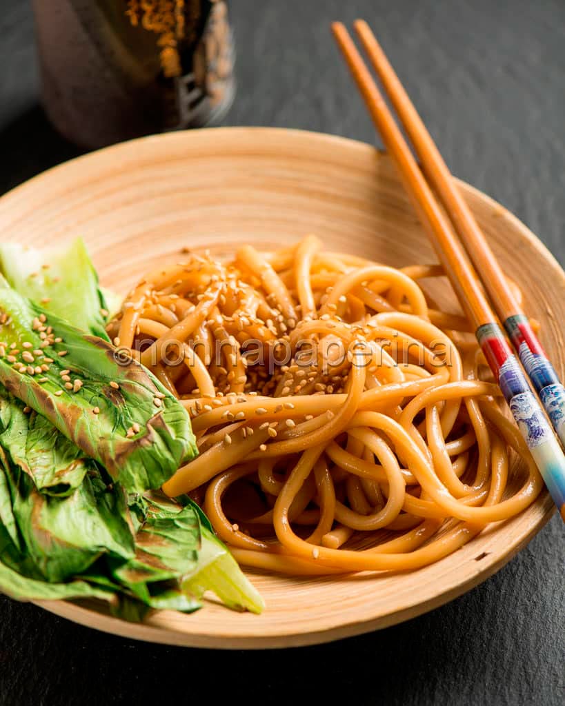 Udon saltati con pak choi Udon saltati con pak choi