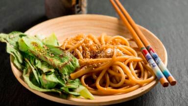 Udon saltati con pak choi