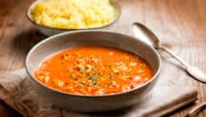 Zuppa di cappone al curry e latte di cocco, ricetta indiana