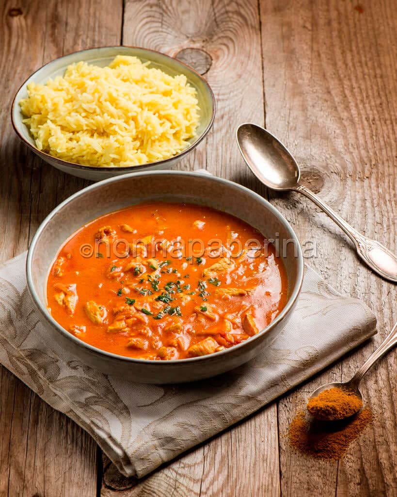 Zuppa di cappone al curry e latte di cocco Zuppa di cappone al curry e latte di cocco