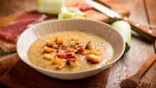 Zuppa alla senape con porri e speck, primo sostanzioso Zuppa alla senape con porri e speck, primo sostanzioso