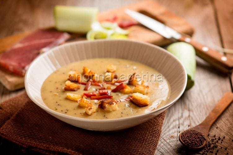 Zuppa alla senape con porri e speck, primo sostanzioso zuppa alla senape con porri