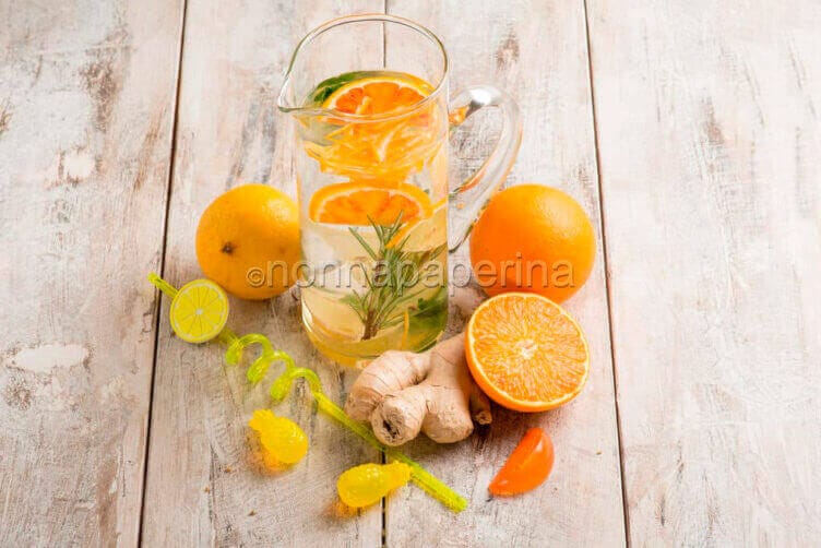 Acqua aromatizzata con arancia e bergamotto, aperitivo per bambini Acqua con arancia e bergamotto