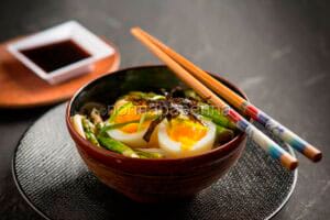 Bowl con soba e asparagi
