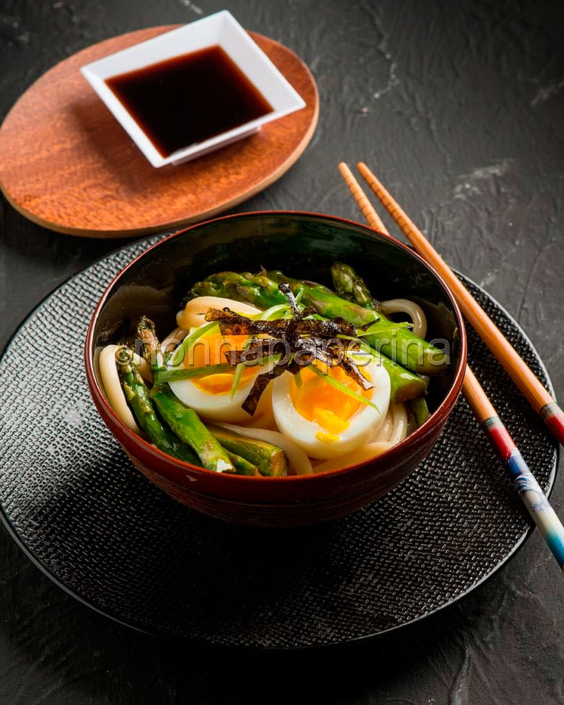 Bowl con soba e asparagi