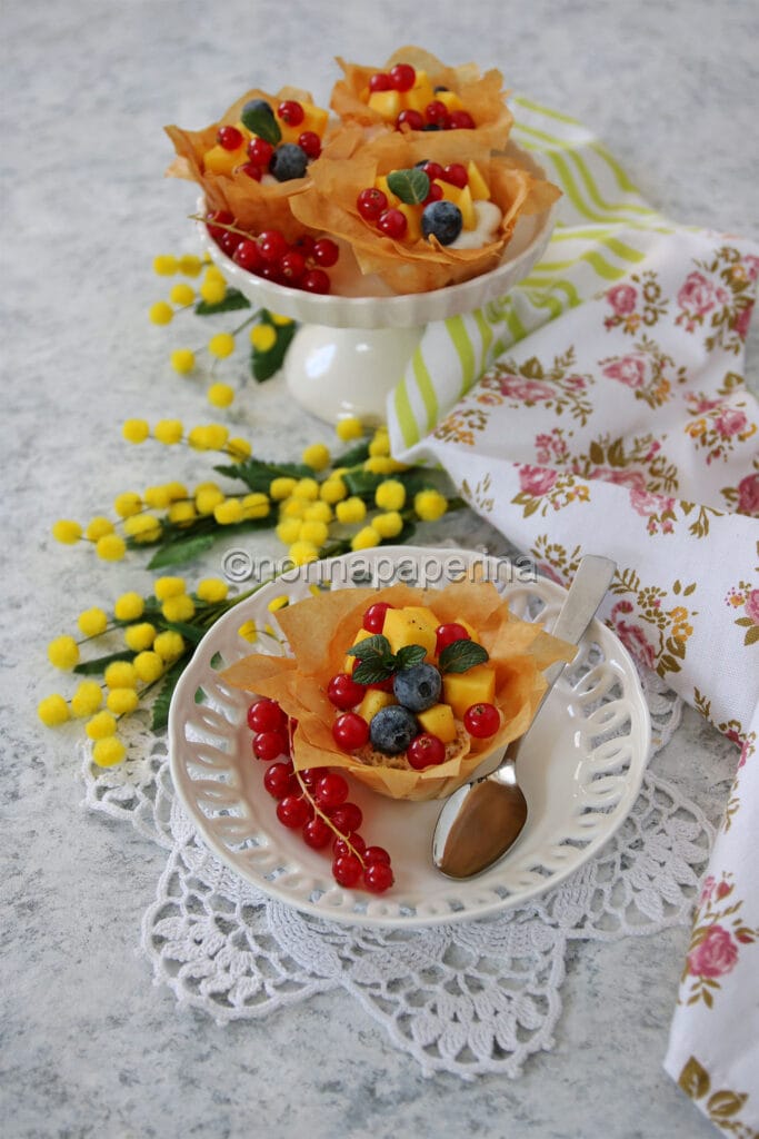 Cestini croccanti con crema e frutta Cestini croccanti con crema e frutta