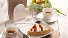 Crostata con confettura di ciliegie, un dolce delizioso