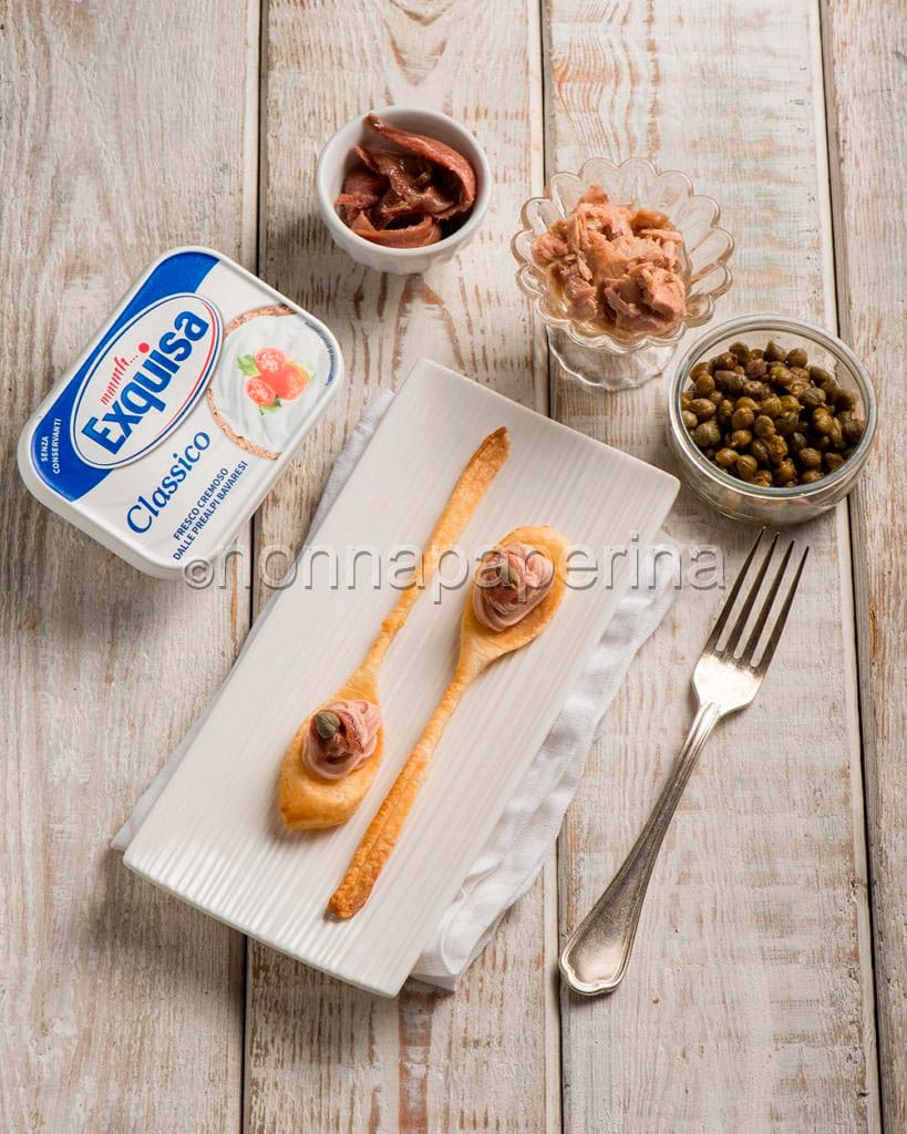 Cucchiaini di sfoglia con crema