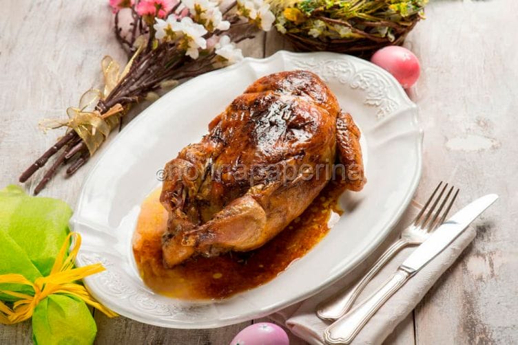 Faraona ripiena con mele e prosciutto per Pasqua Faraona ripiena con mele