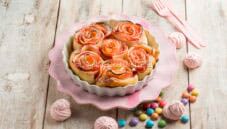 Rosa di pasta sfoglia con mele, dolce elegante Rosa di pasta sfoglia con mele, dolce elegante