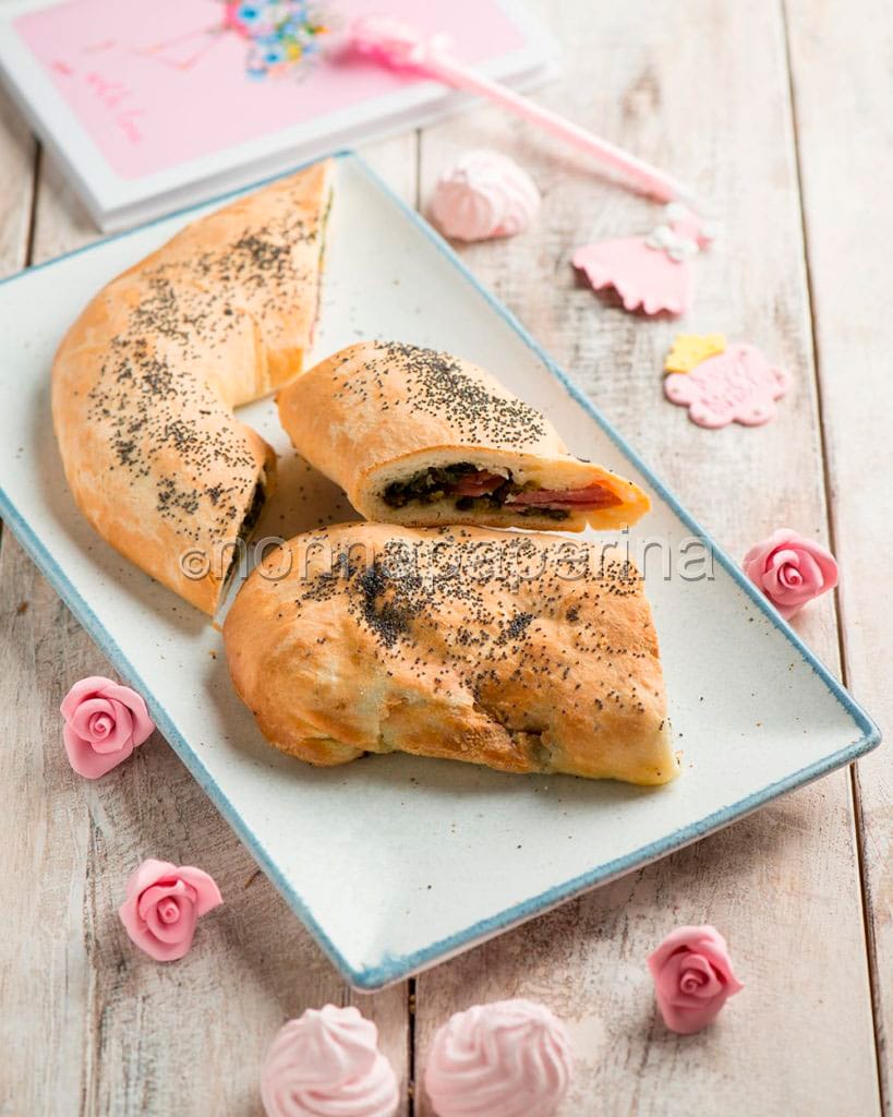 Rotolo di focaccia con salame