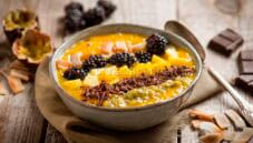 Smoothie bowl al mango e banana, un dessert colorato e gustoso