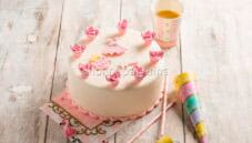 Torta di compleanno per bambine, una delizia in pasta da zucchero