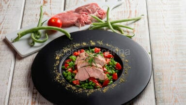 Coscia di carre di agnello aromatizzato al rosmarino con mirepoix di fagiolin