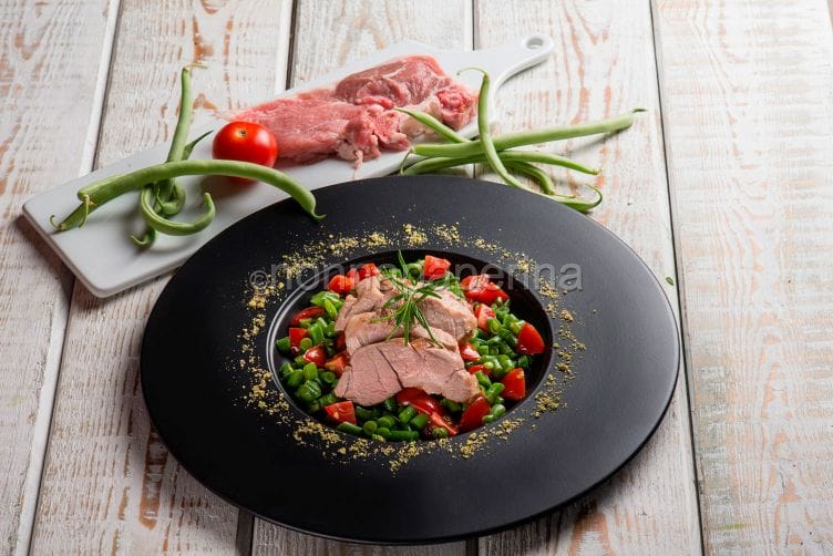 Coscia di agnello al rosmarino alla provenzale Coscia di carre di agnello aromatizzato al rosmarino con mirepoix di fagiolin