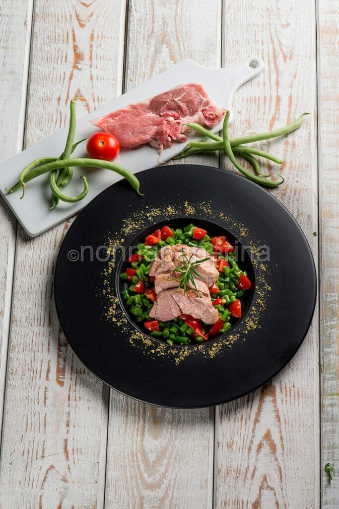 Coscia di carrè di agnello aromatizzato al rosmarino con mirepoix di fagiolin